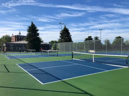 À vos raquettes ! Réouverture des terrains de tennis et pickleball
