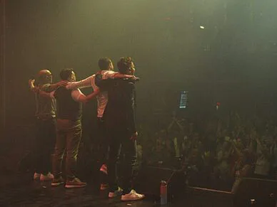 QW4RTZ Dernier tour de piste | au Moulin Michel