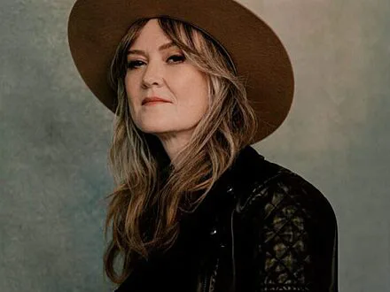 Mara Tremblay | En rodage | au Moulin Michel